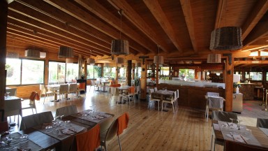 Restaurant-habitatge en venda, amb piscina i jardí, a Peralada.