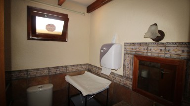 Restaurante-vivienda en venta, con piscina y jardin, en Perelada.