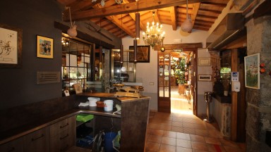 Restaurant et maison à vendre, avec piscine et jardin, à Perelada.