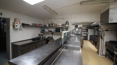 Restaurant et maison à vendre, avec piscine et jardin, à Perelada.