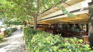 Restaurant et maison à vendre, avec piscine et jardin, à Perelada.