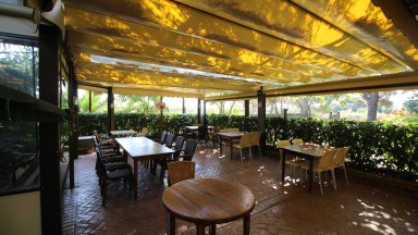 Restaurant et maison à vendre, avec piscine et jardin, à Perelada.