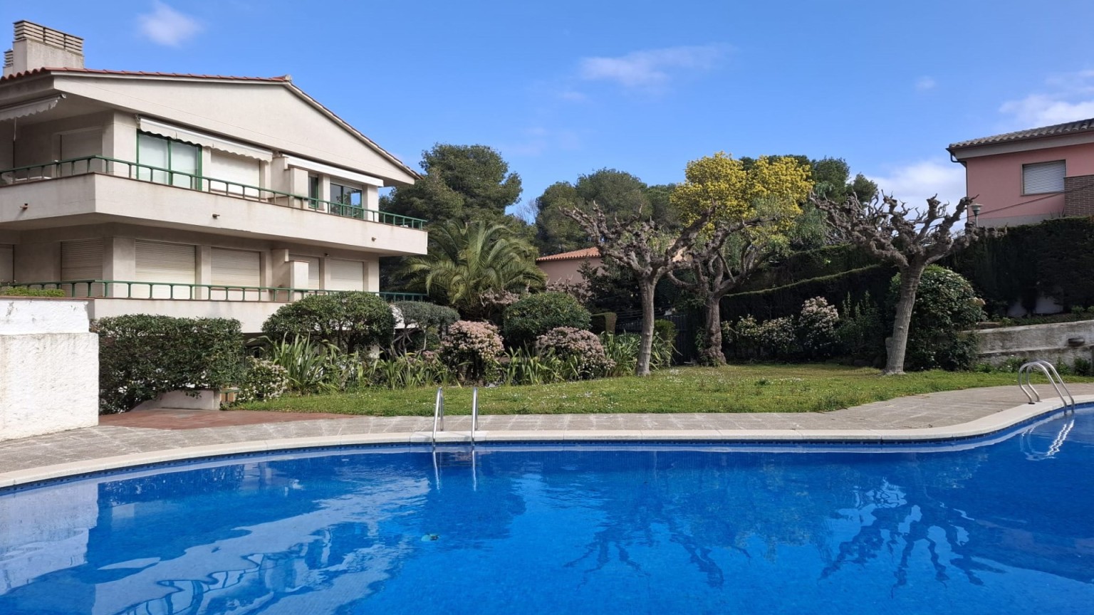Apartamento en venta con piscina y jardín comunitarios entre El Port y La Vila