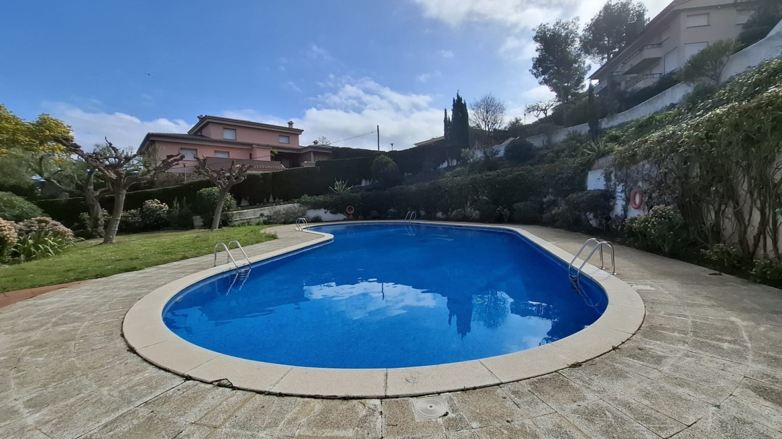 Apartamento en venta con piscina y jardín comunitarios entre El Port y La Vila