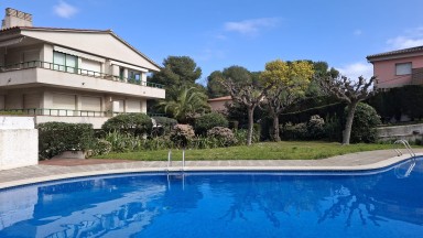 Apartamento en venta con piscina y jardín comunitarios entre El Port y La Vila