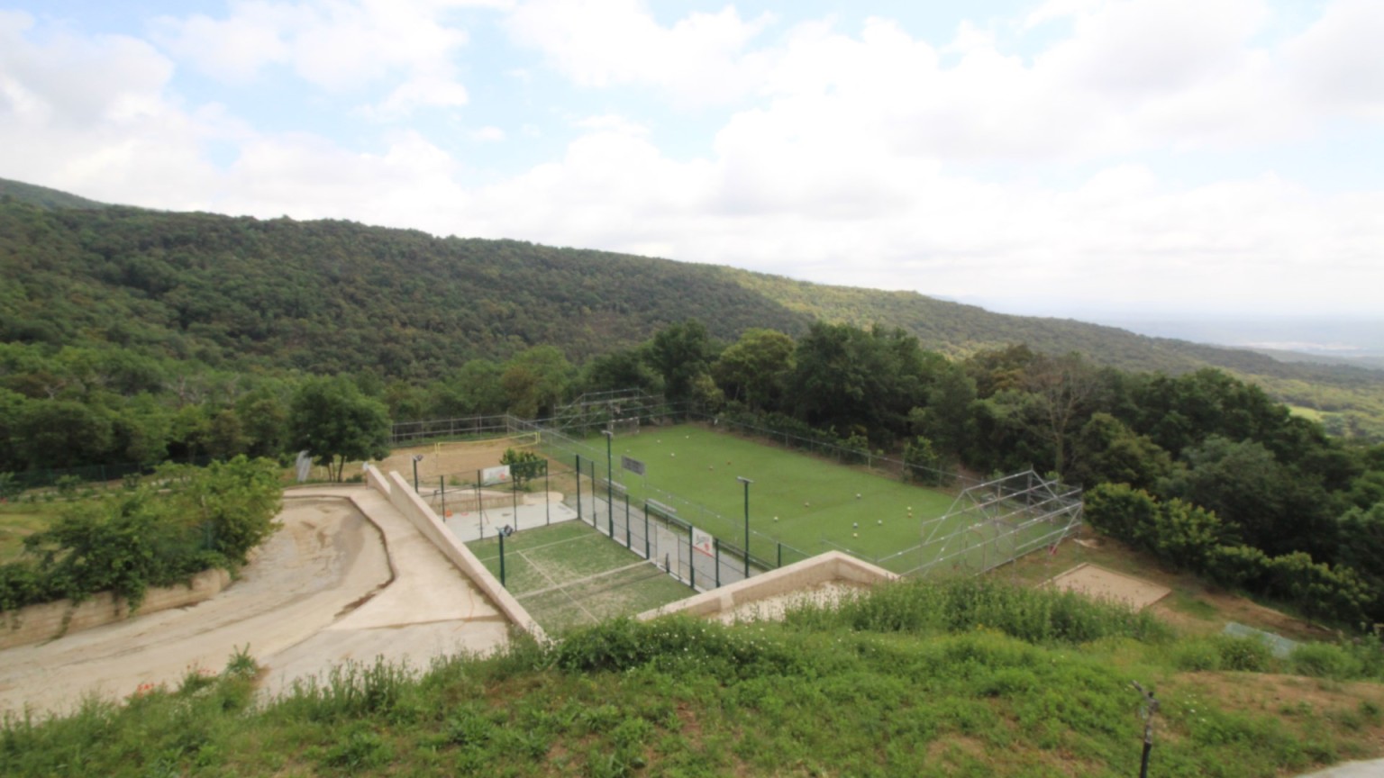 Masia en venda a Agullana. Actualment s'explota com a allotjament turístic.