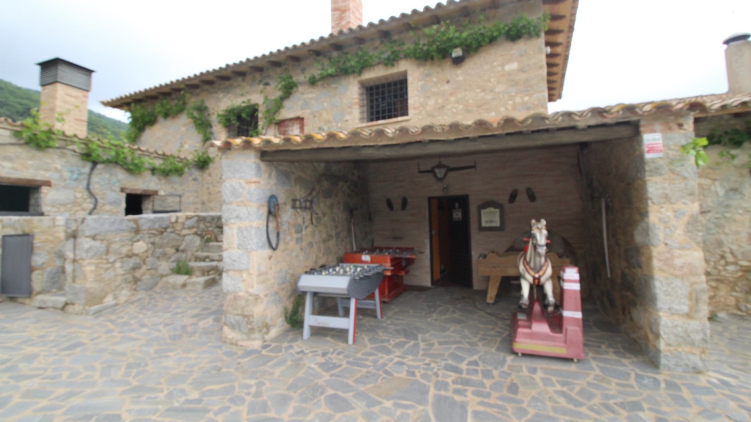 Maison de campagne à vendre à Agullana. Il est actuellement exploité comme hébergement touristique.