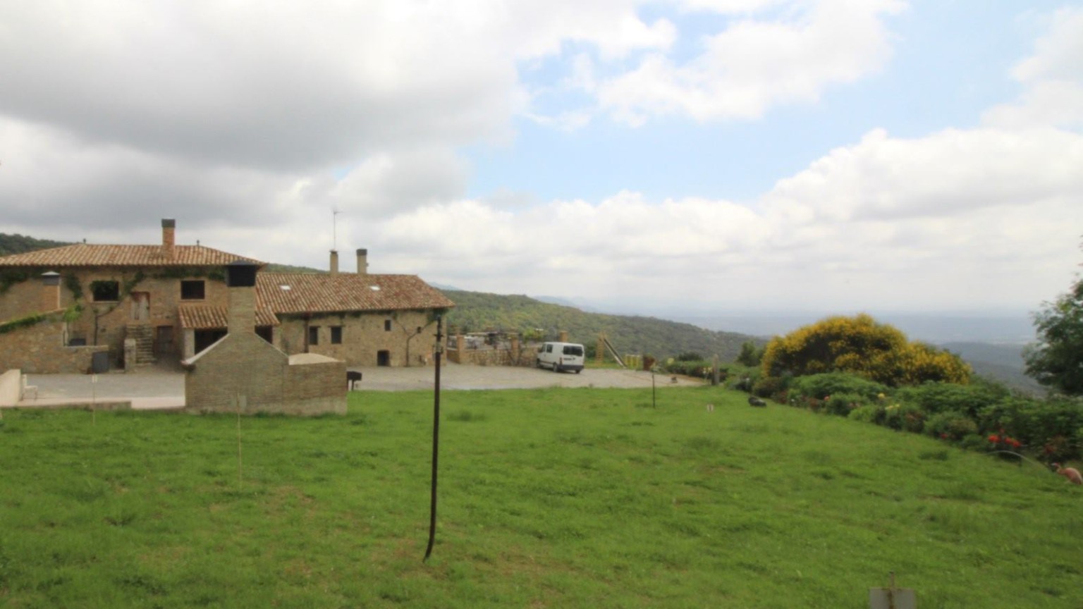 Masia en venda a Agullana. Actualment s'explota com a allotjament turístic.