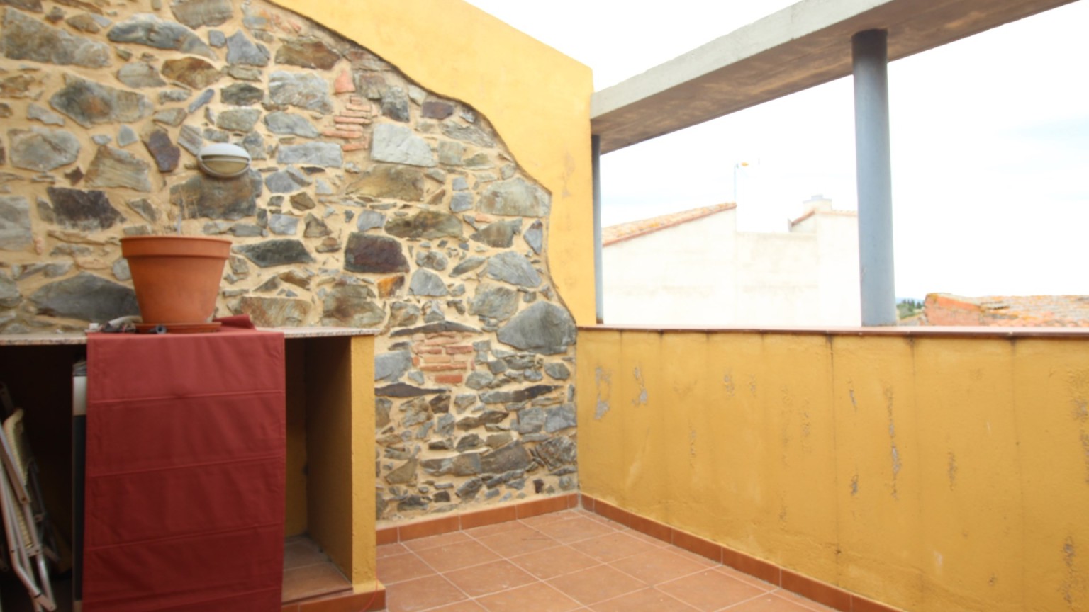 Duplex for sale, 3 bedrooms with parking space in Garriguella.