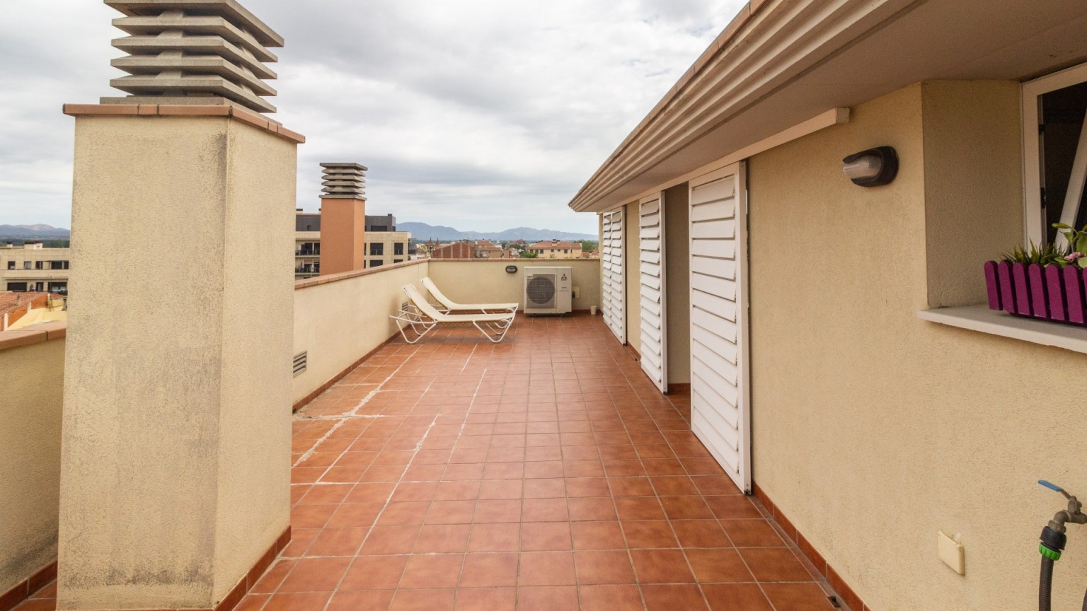 Centrally located duplex for sale, 4 bedrooms, with excellent finishes and parking included.