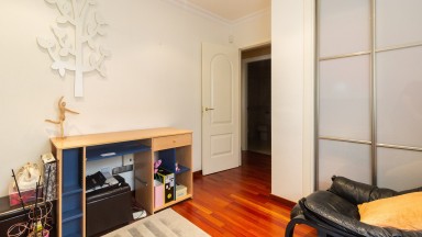 Dúplex cèntric en venda, de 4 habitacions, amb excel.lents acabats i pàrquing inclòs.