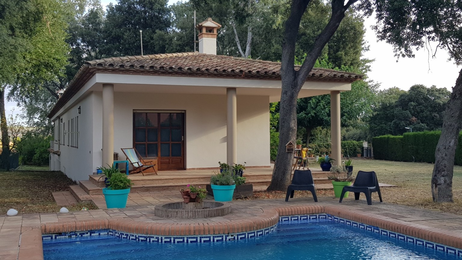 Casa aislada en venta,  de planta baja  en Avinyonet de Puigventós. Piscina y jardin.