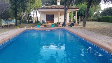 Casa aïllada en venda, de pl baixa a Avinyonet de Puigventós. Piscina i jardí.