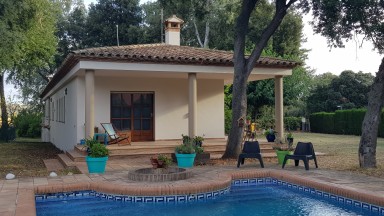 Casa aislada en venta,  de planta baja  en Avinyonet de Puigventós. Piscina y jardin.