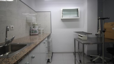 Local en venta, con una superficie de 44m² y pequeño patio, zona Eixample.