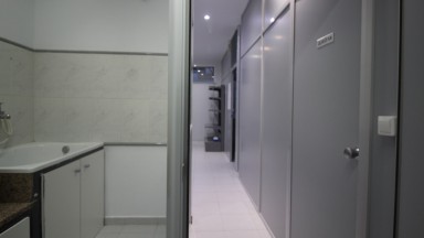 Local en venta, con una superficie de 44m² y pequeño patio, zona Eixample.