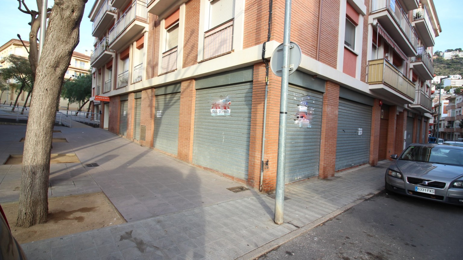 Store in the city center of Roses only 200m from the marina. With parking