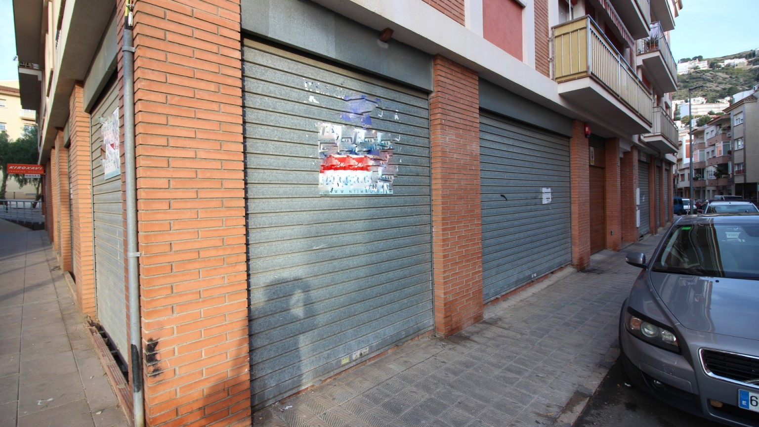 Store in the city center of Roses only 200m from the marina. With parking