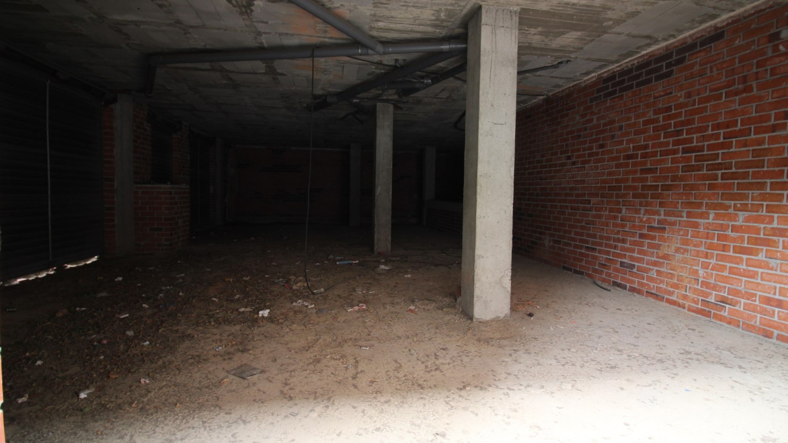 Store in the city center of Roses only 200m from the marina. With parking
