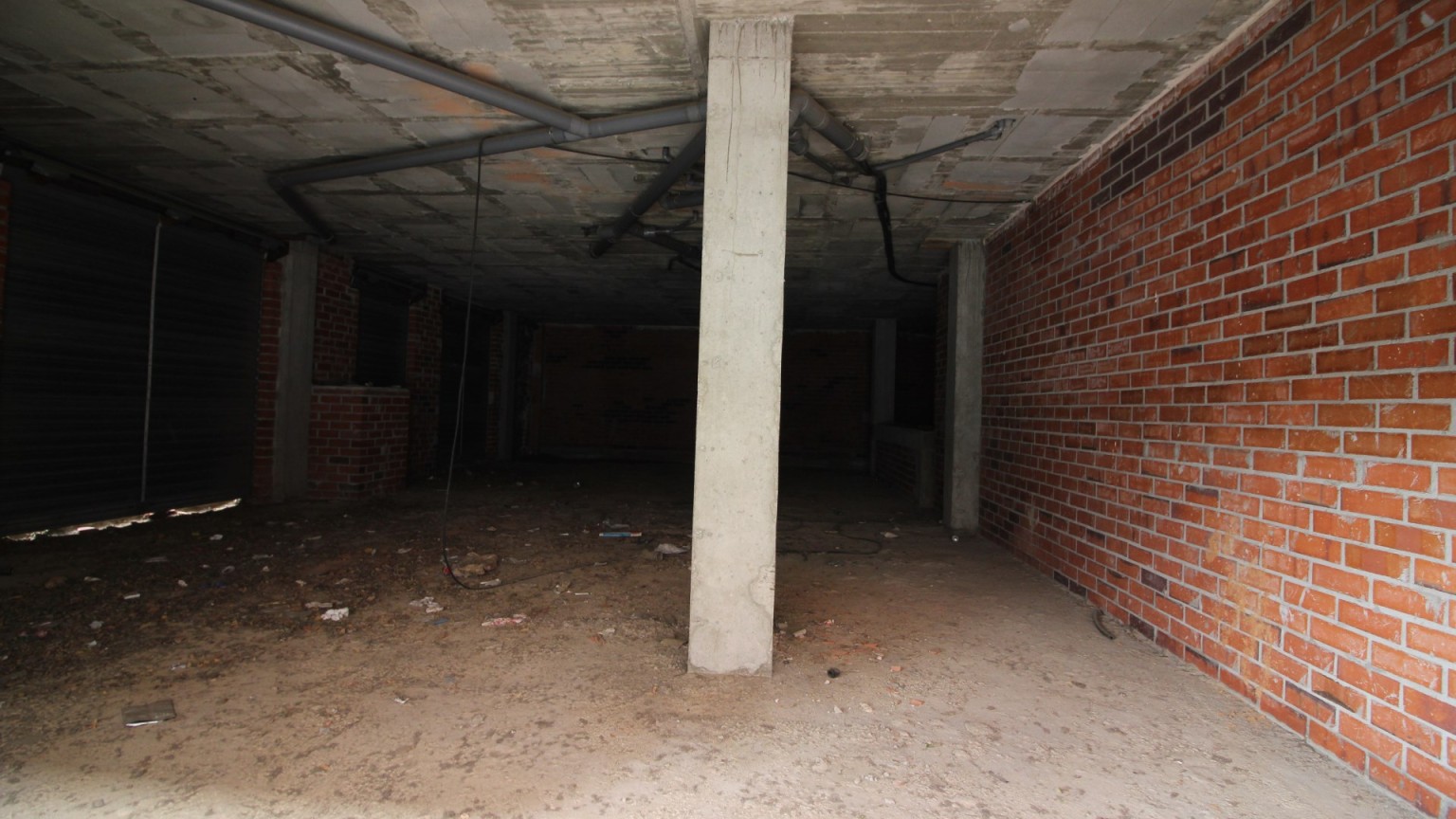 Store in the city center of Roses only 200m from the marina. With parking