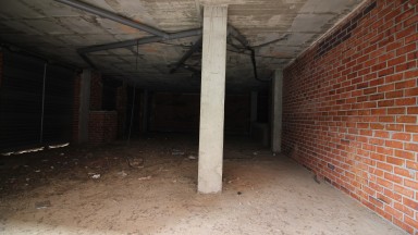 Store in the city center of Roses only 200m from the marina. With parking