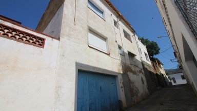 Casa en venda a La Vila amb quatre apartaments i garatge