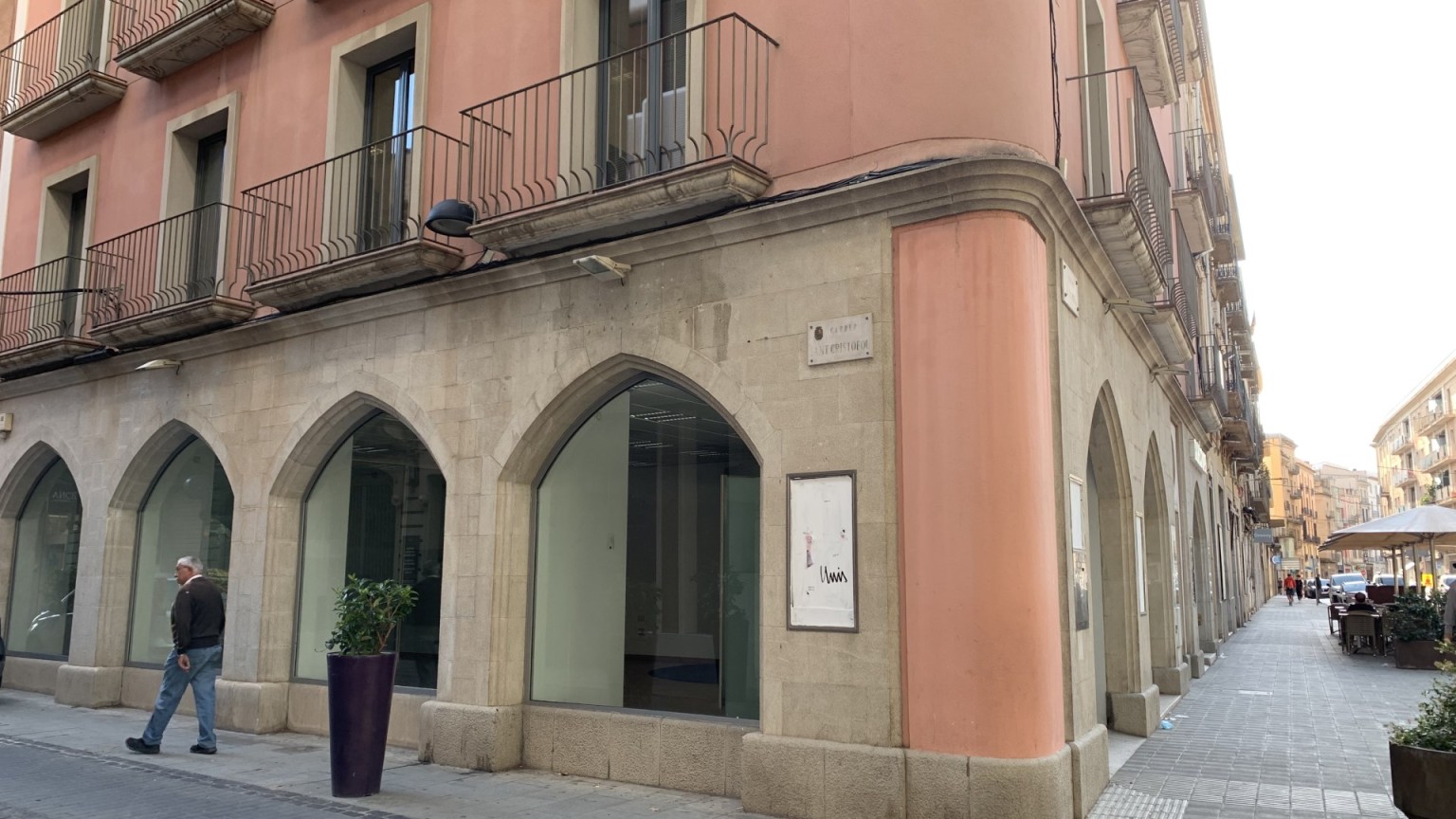 Local comercial céntrico, superficie 283m².