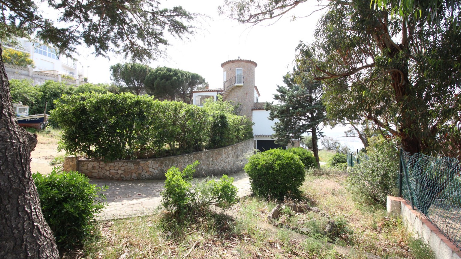 Casa individual en venta,  con terreno  de 1850m² y vistas  al mar.