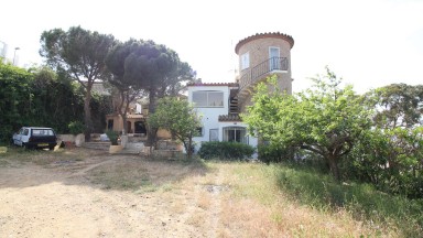 Casa individual en venta,  con terreno  de 1850m² y vistas  al mar.