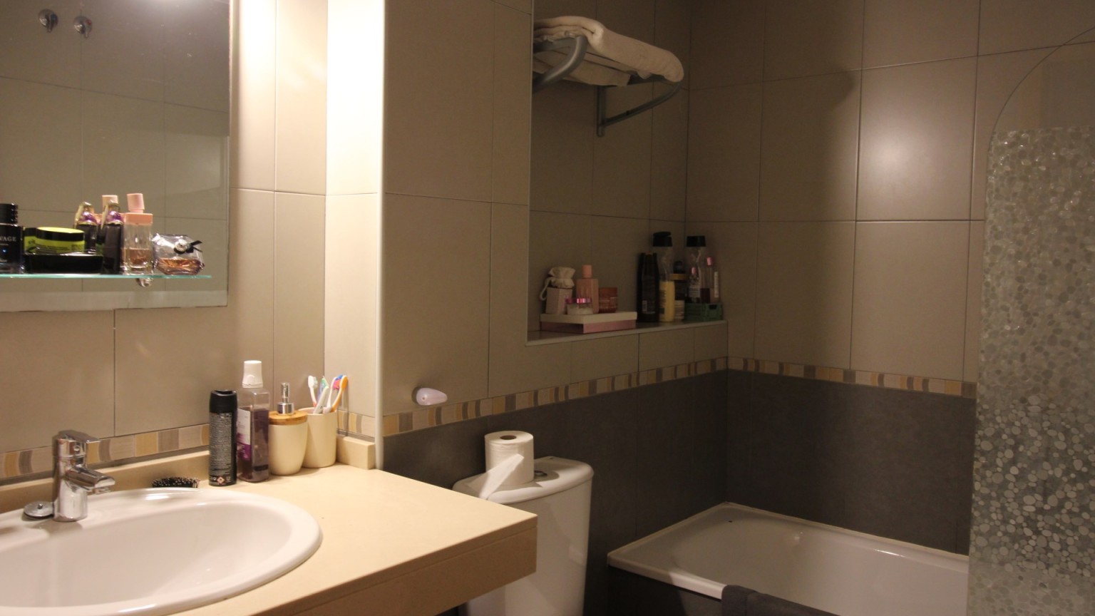 Apartment for sale with parking, at only 3 minutes from the beach of Roses. 