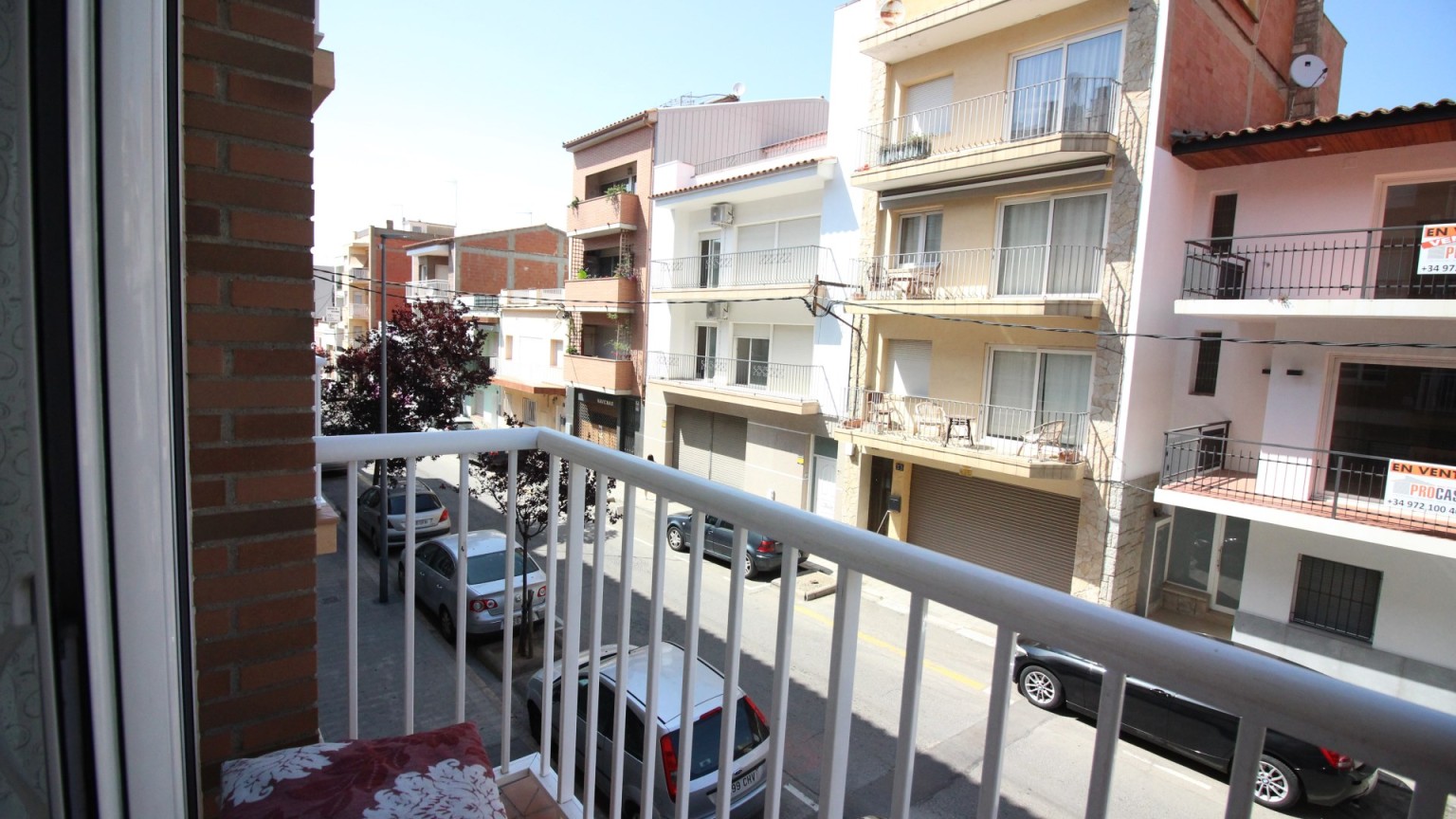 Apartment for sale with parking, at only 3 minutes from the beach of Roses. 
