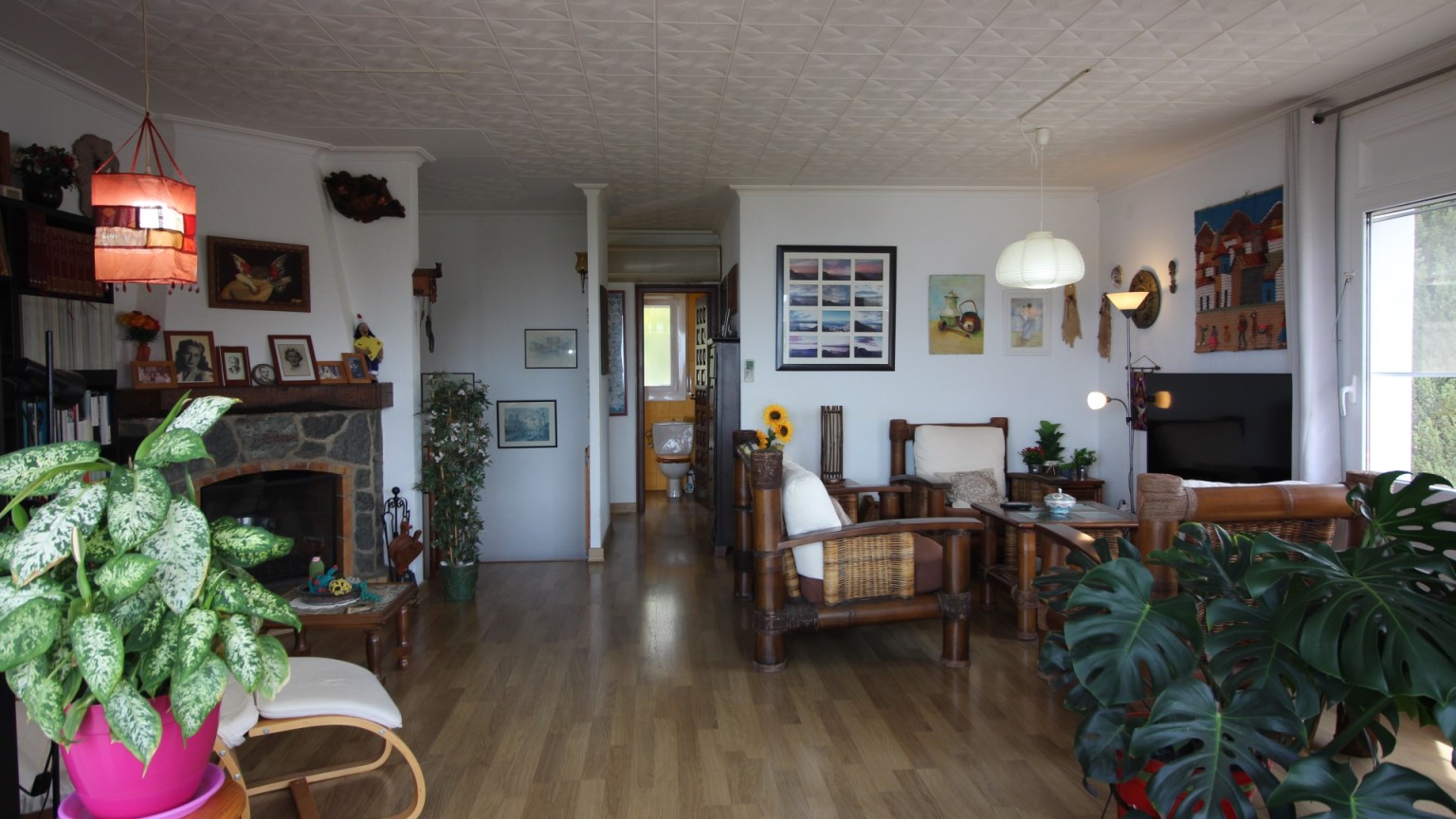 Casa en venta a tres niveles,  con fantásticas vistas al mar , en Roses