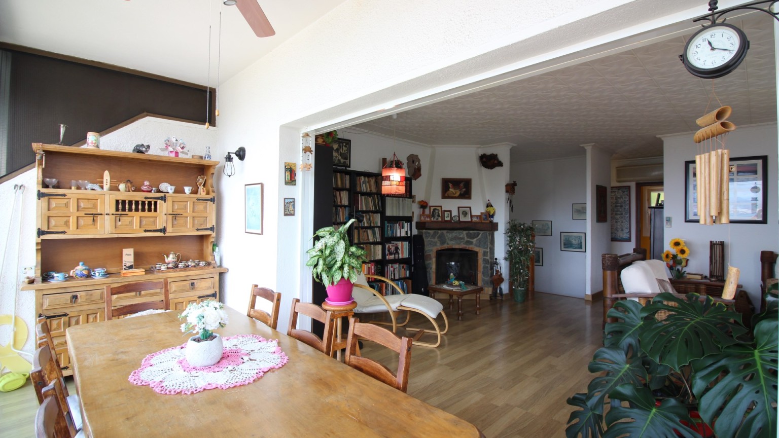 Casa en venta a tres niveles,  con fantásticas vistas al mar , en Roses