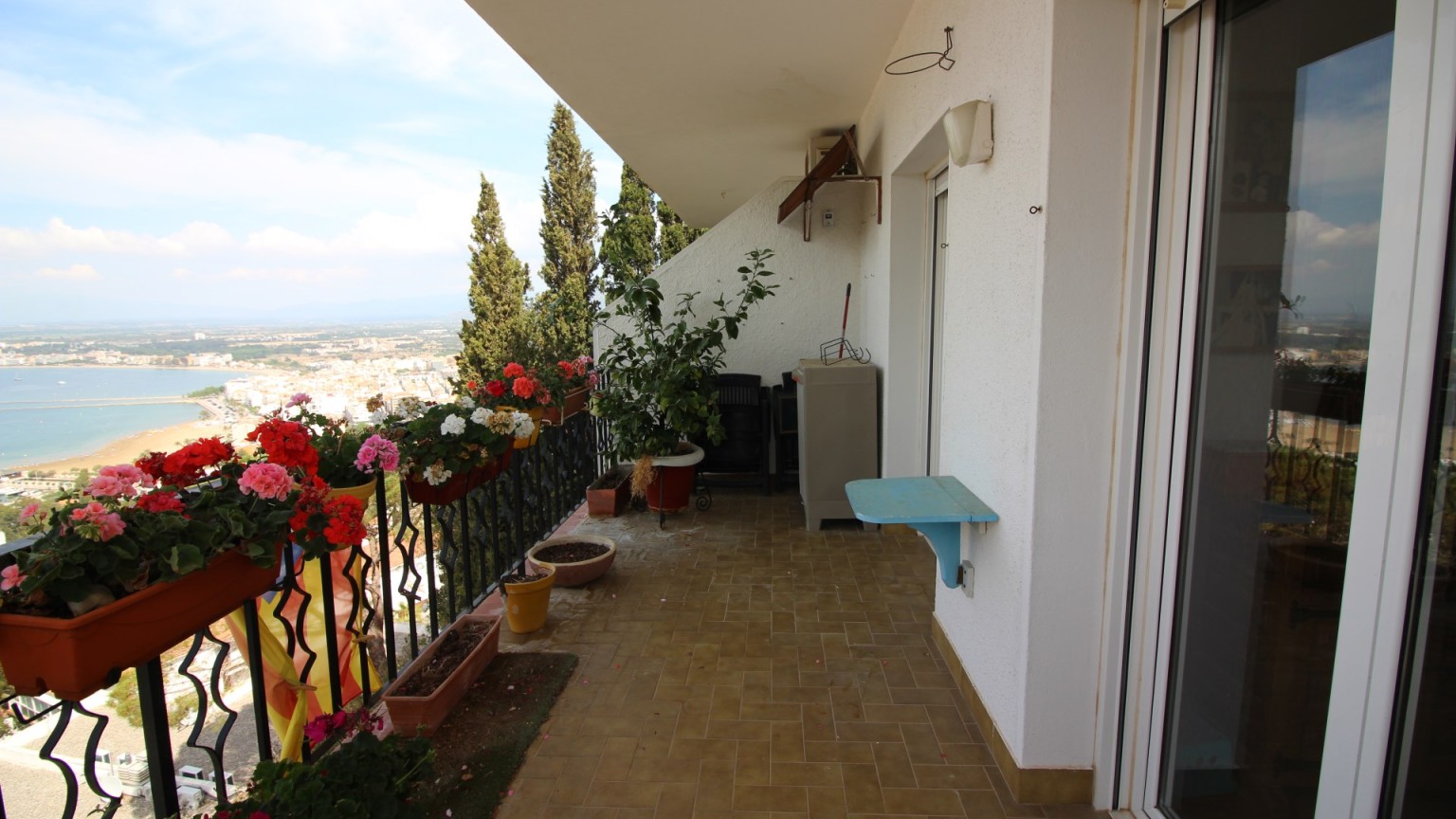 House for sale on three levels, with fantastic sea views, in Roses.