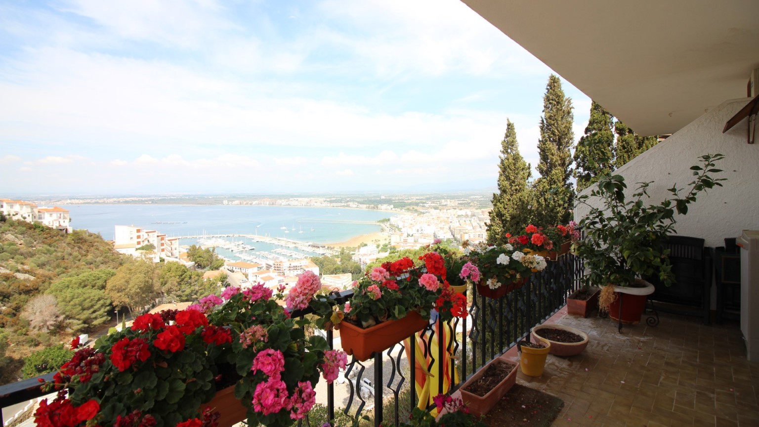 House for sale on three levels, with fantastic sea views, in Roses.