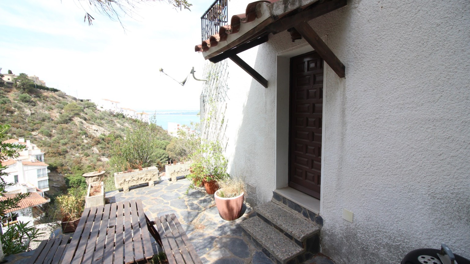 Casa en venta a tres niveles,  con fantásticas vistas al mar , en Roses.