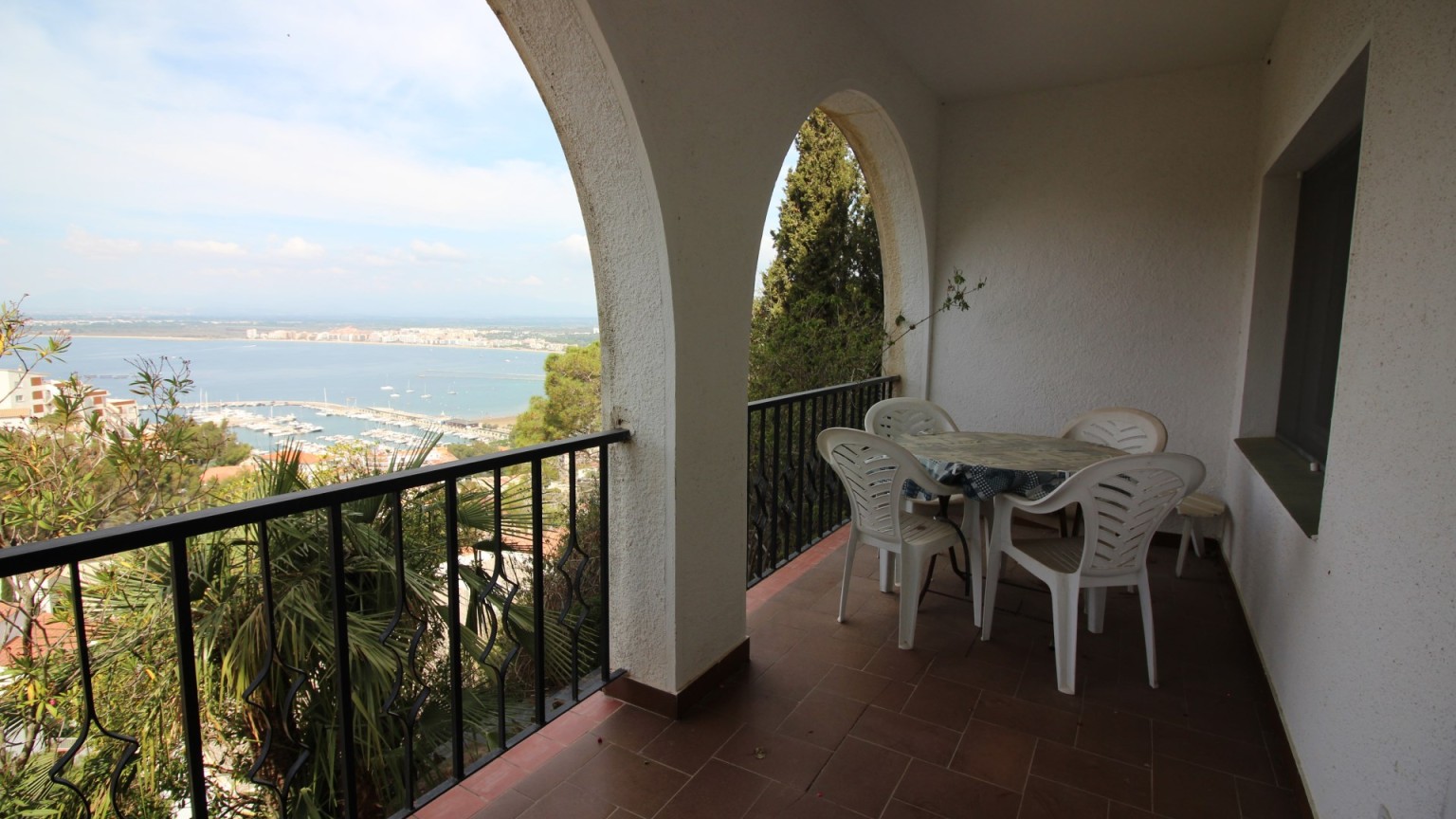 Maison à vendre sur trois niveaux, avec des vues fantastiques sur la mer, à Roses.