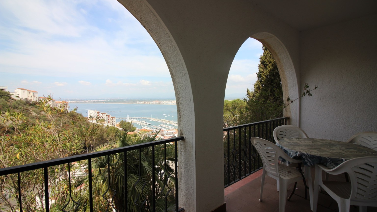 Casa en venta a tres niveles,  con fantásticas vistas al mar , en Roses