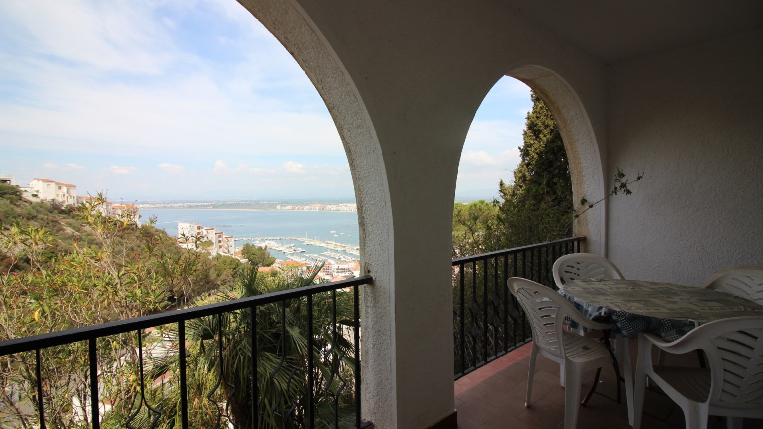 Casa en venda a tres nivells, amb fantàstiques vistes al mar, a Roses.