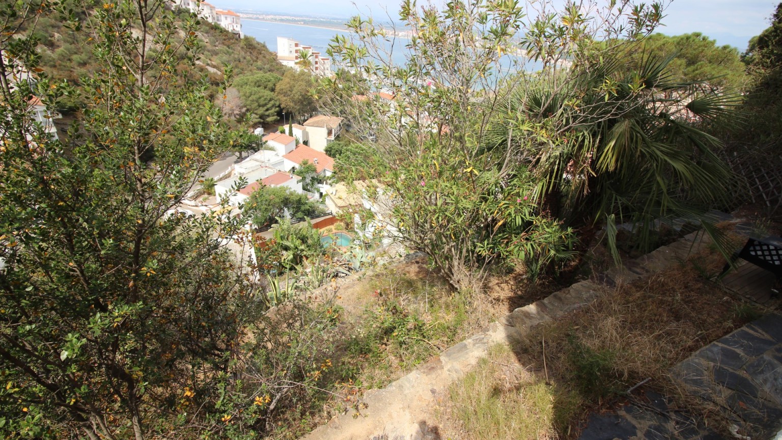 House for sale on three levels, with fantastic sea views, in Roses.