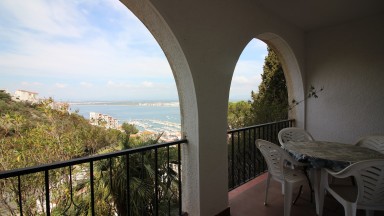 Casa en venta a tres niveles,  con fantásticas vistas al mar , en Roses