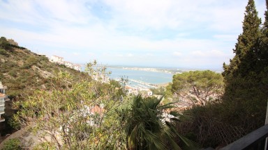 Maison à vendre sur trois niveaux, avec des vues fantastiques sur la mer, à Roses.