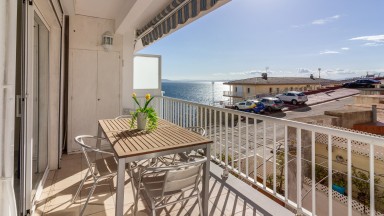 En venda apartament amb vistes al mar , 2 habitacions i pàrquing.