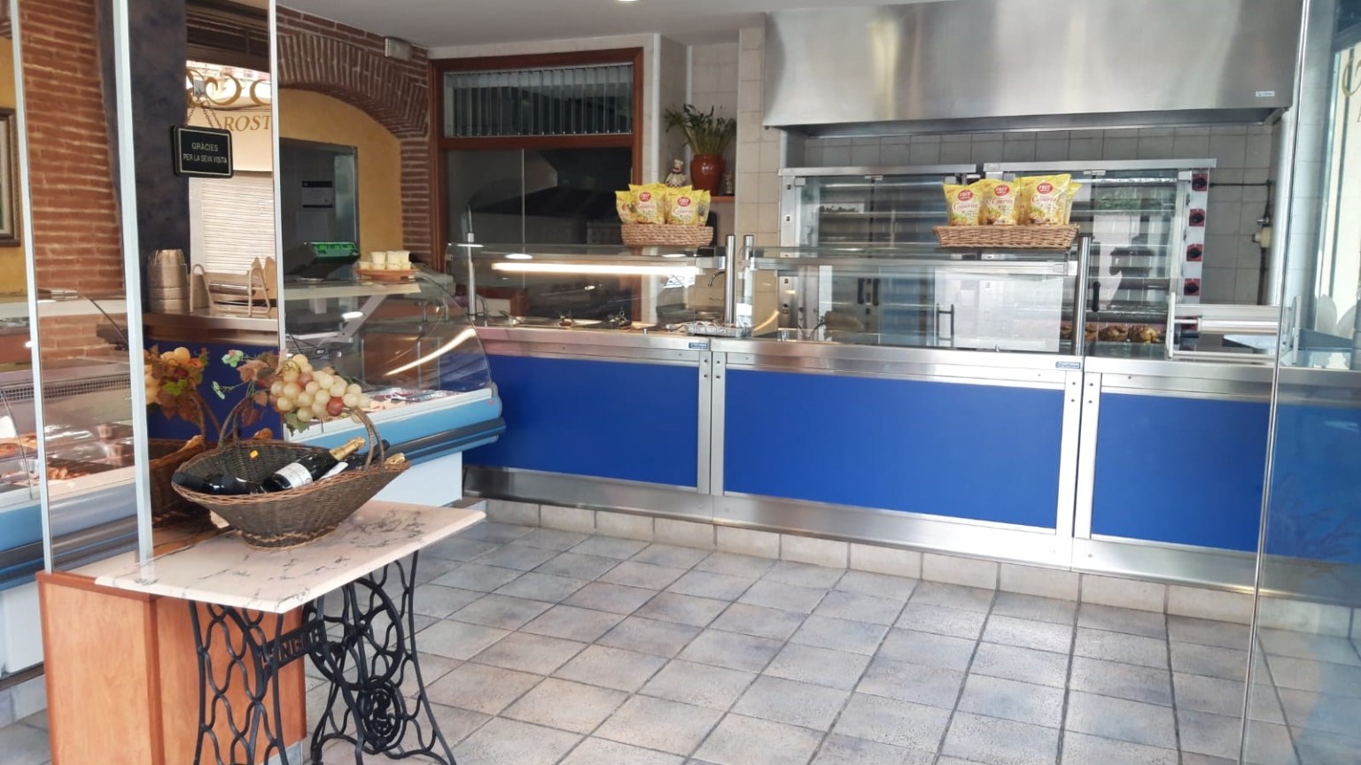 Local comercial en venta con negocio en total funcionamiento en el centro del Port