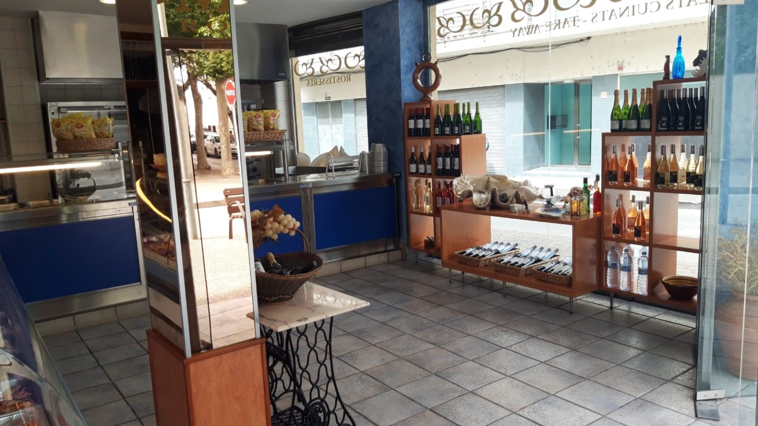 Local comercial en venta con negocio en total funcionamiento en el centro del Port