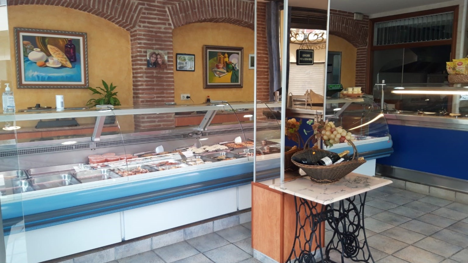 Local comercial en venta con negocio en total funcionamiento en el centro del Port