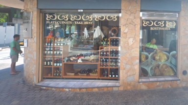 Local comercial en venta con negocio en total funcionamiento en el centro del Port