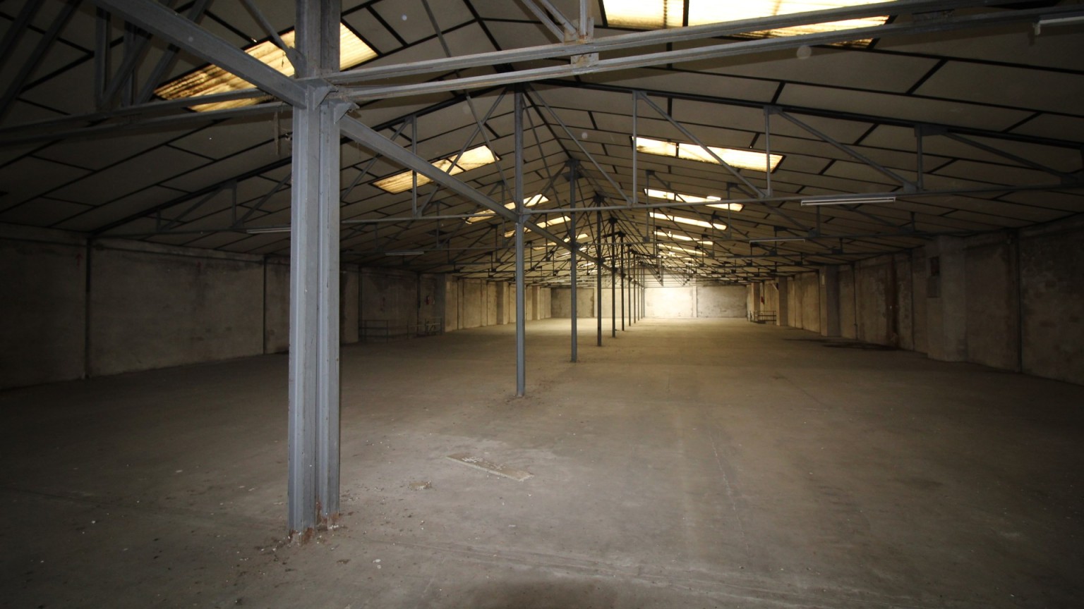 Warehouse for sale, three floors, total area 4700m².