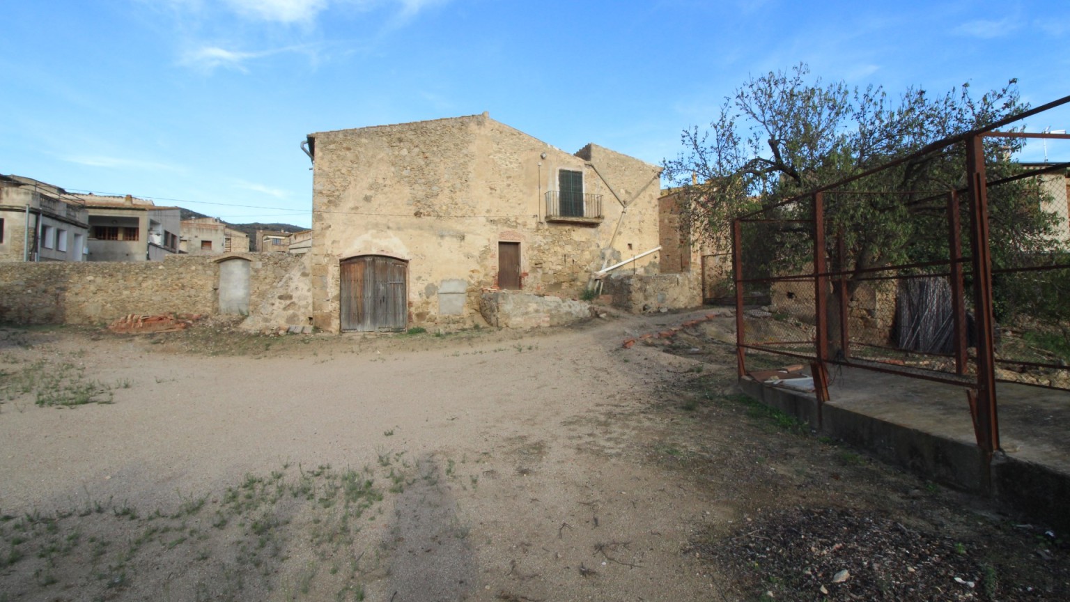 Masia en venta, con terreno, en Pau.