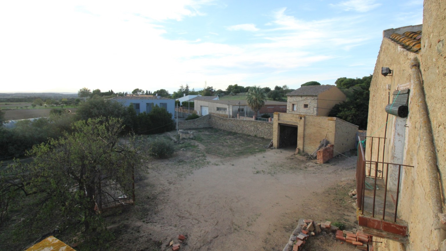 Masia en venda, amb terreny, a Pau.